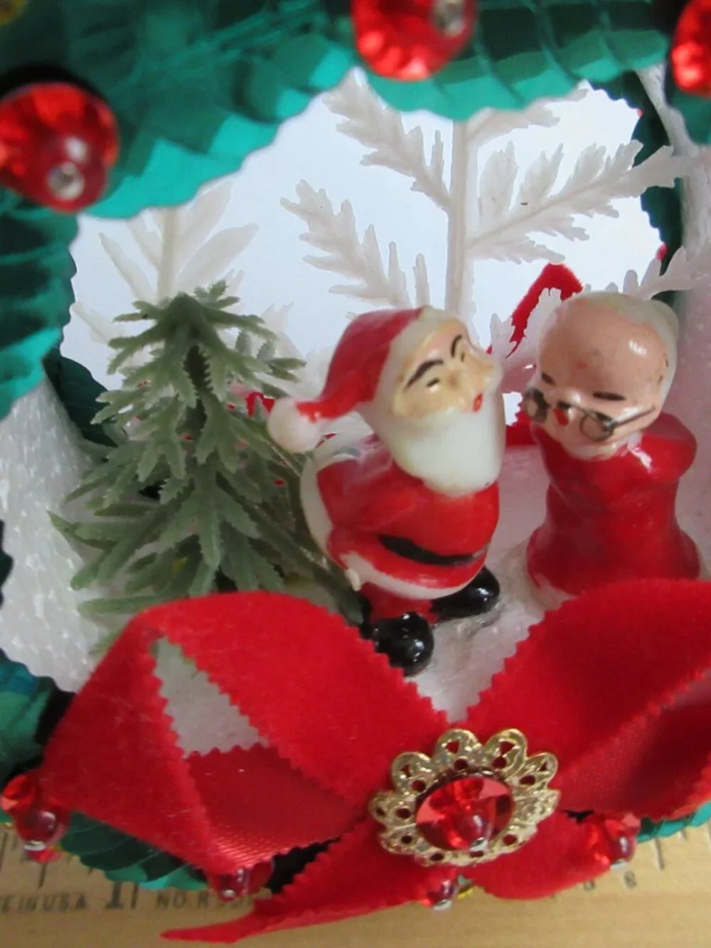 Push Pin Beaded Wreath Diorama Christmas Ornament Santa Kissing Mrs. Claus Vtg